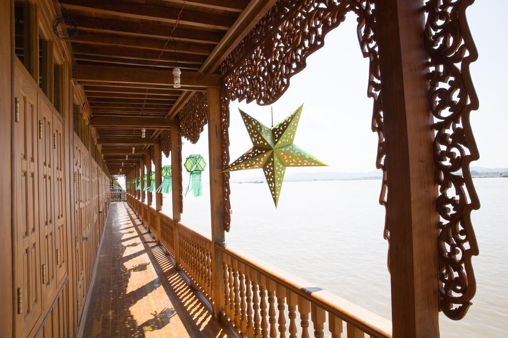 Mandalay Karaweik Mobile Hotel Exterior foto
